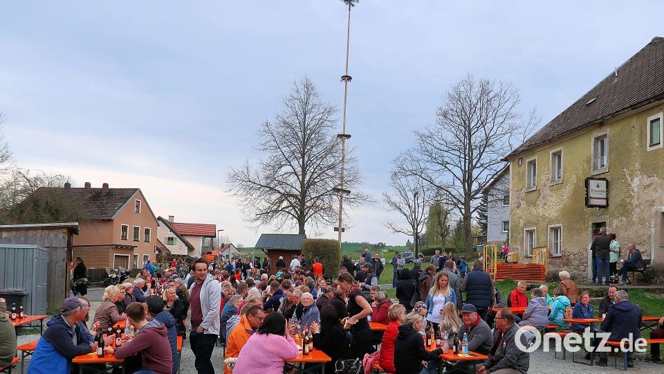 Das Maibaumfest in Frauenreuth zog diesmal besonders viele Zuschauer an. Bild: bsc