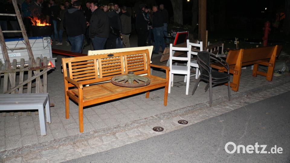 Entsprechend der Tradition hatten die Jugendlichen des Ortes zahlreiche Bänke, Gartentüren, Wäschespinnen, Blumentöpfe, Gummistiefel und anderen Gartenschmuck entwendet und zum Maibaum gebracht, wo sie am nächsten Morgen von ihren Besitzern wieder abgeholt werden konnten. Bild: rpp