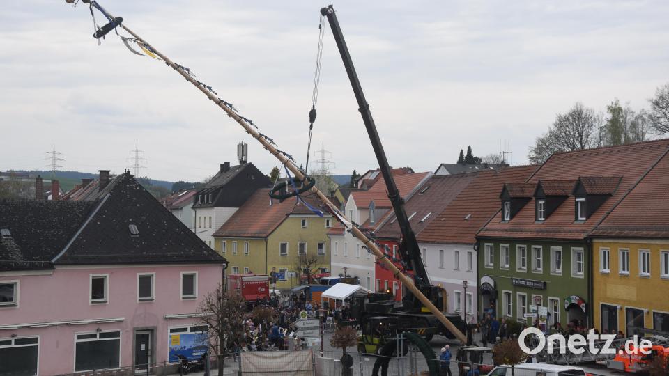 Über den Dächern am Stadtplatz schwebt der Maibaum, den die Bundeswehr mit schwerem Gerät in Präzession hochhievt. Bild: fz
