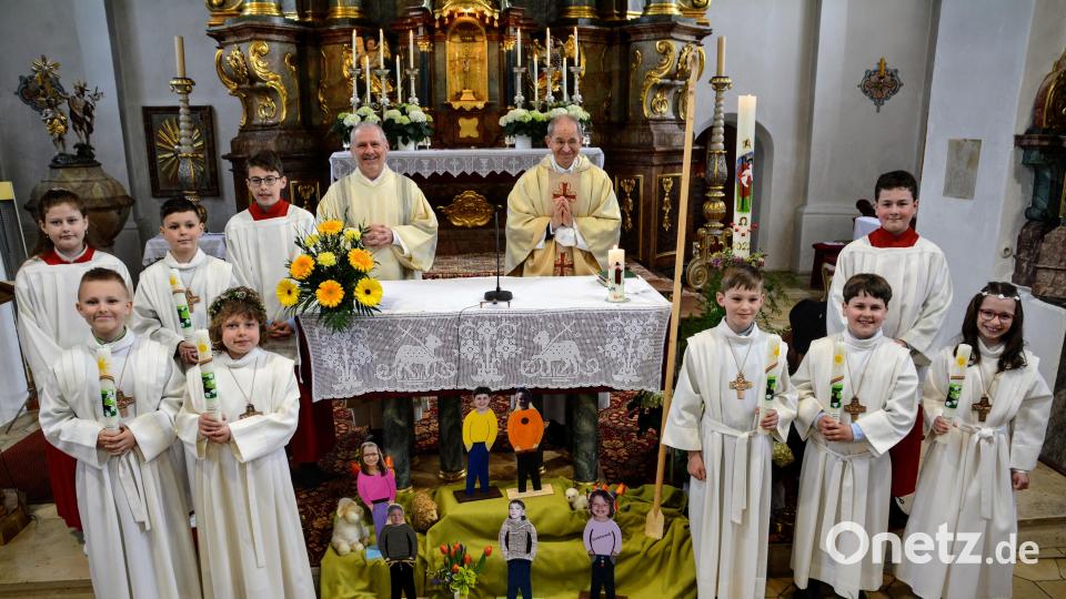 Sechs junge Pfarrangehörige feiern in der Ehenfelder Kirche das Fest der Erstkommunion, zelebriert von Pfarrer Johann Hofmann (rechts) und Diakon Richard Sellmeyer. Bild: fdl