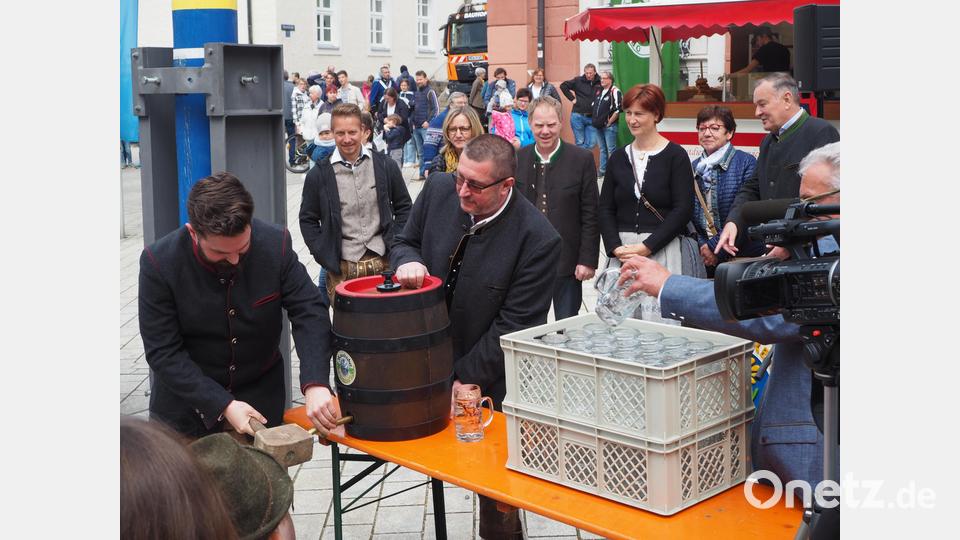 Bürgermeister Sebastian Dippold zapft erstmals in seiner Amtszeit ein Fass Bier für ein Freiluftfest an. Bild: krb