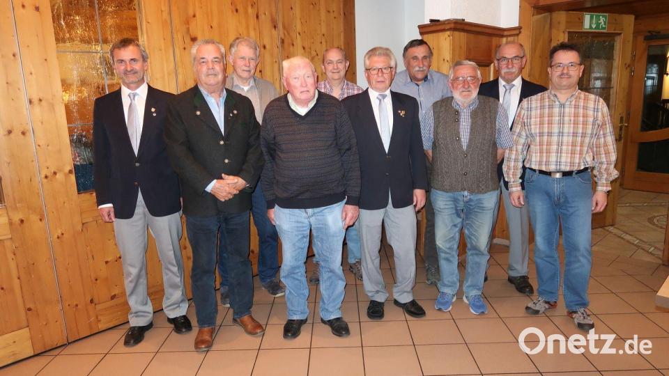 Der neue Vorstand des Gesangverein Traßlberg (von links): Vorsitzender Richard Neudecker jun, Horst Kleindienst, Josef Weiß, Fritz Schurz, Michael Graubmann, Erwin Rösch, Werner Hartmann, Günther Wilfer, Leonhard Donhauser und Christian Widmann. Bild: Leonhard Donhauser/exb