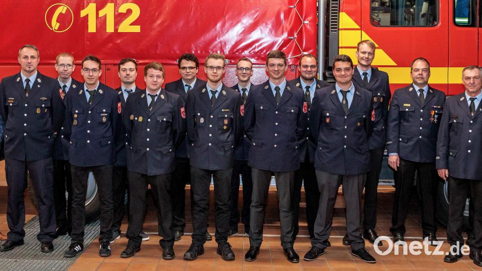 Im Rahmen der Jahreshauptversammlung konnte eine Reihe von Feuerwehrleuten befördert werden. V. l.: Bgm. Hermann Falk, 1.Kdt. Sebastian Jasinsky, Patrick Künzel, Felix Hiemer, Bernhard Meyer, Thomas Wittmann, Sebastian Braun, Florian Pawluk, André Schlaffer, Patrick Groher, Nico Schuminetz, Christian Kraus, Christoph Erras, KBM Marco Weiß, 1. Vorstand Michael Schuminetz und KBI Martin Schmidt. Bild: u