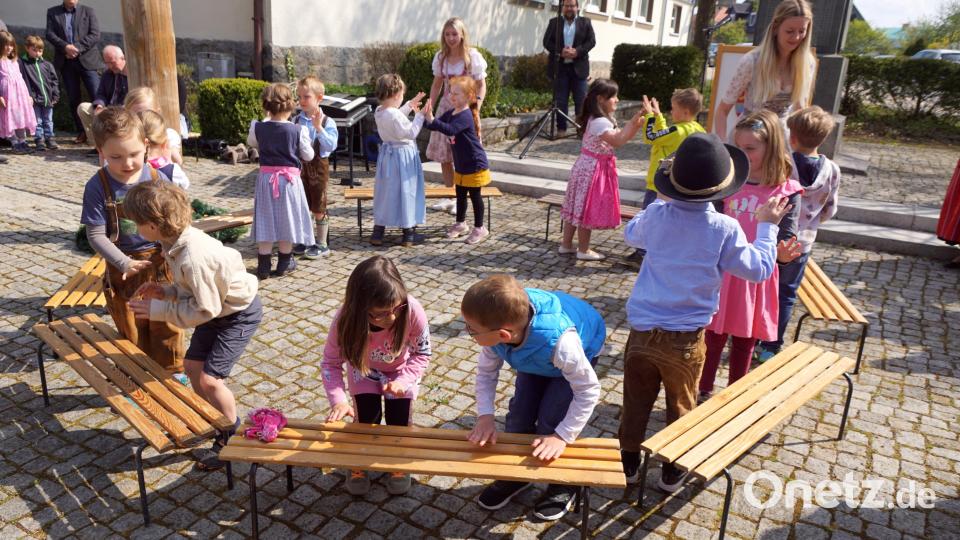 Dass es am Abend Rehragout geben würde, verrieten die Kleinen des Kindergartens bei ihrem Volkstanz. Bild: bkr