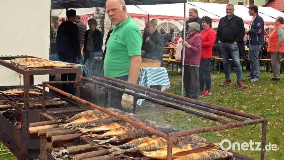 Gegrillte Makrelen waren bei den Besuchern gefragt. Bild: R. Kreuzer