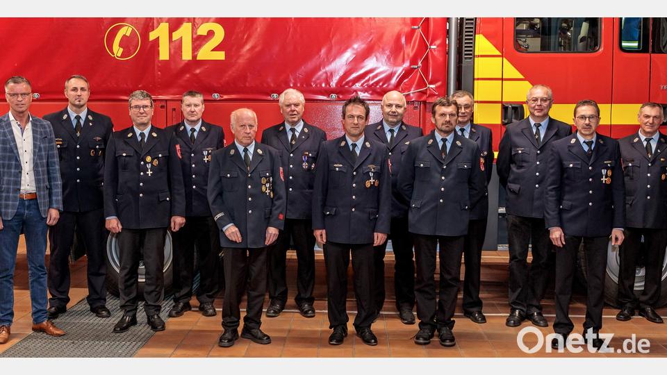 Die Feuerwehr Hirschau ehrt Mitglieder für 40-, 50- und 60-jährige Zugehörigkeit (von links): Bürgermeister Hermann Falk, Kommandant Sebastian Jasinsky, Michael Heinz, Rudi Endisch, Xaver Böller, Ehrenkommandant Konrad Meyer, Jürgen Heinz, Andreas Reil, Herbert Meyer, Werner Gebert, Michael Dobler, Manfred Mutzbauer und Vorsitzender Michael Schuminetz. Bild: u