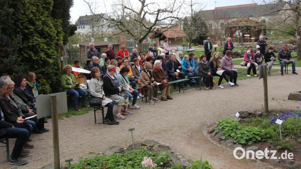 Sehr gut besucht war die Maiandacht im Naturerlebnisgarten am 1. Mai. Bild: kro