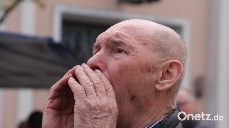 Zweiter Bürgermeister und Kommandeur des Maibaumaufstellens: Karlheinz "Tschieberl" Hoyer. Bild: kro