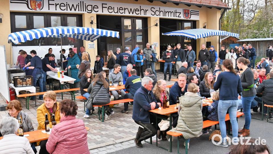 Festbetrieb vor dem Feuerwehrhaus in Schirmitz Bild: hcz