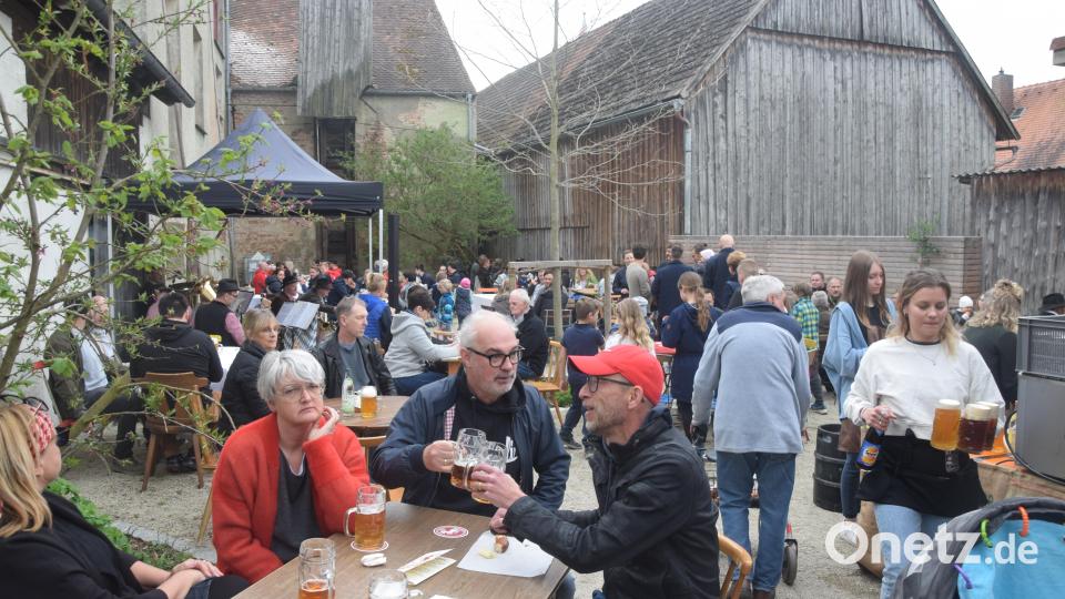 Sud 1 und Sud 7 schmeckt hervorragend bis in den Abend hinein. Auf dem Festgelände ist jedes Plätzchen belegt. Bild: fz