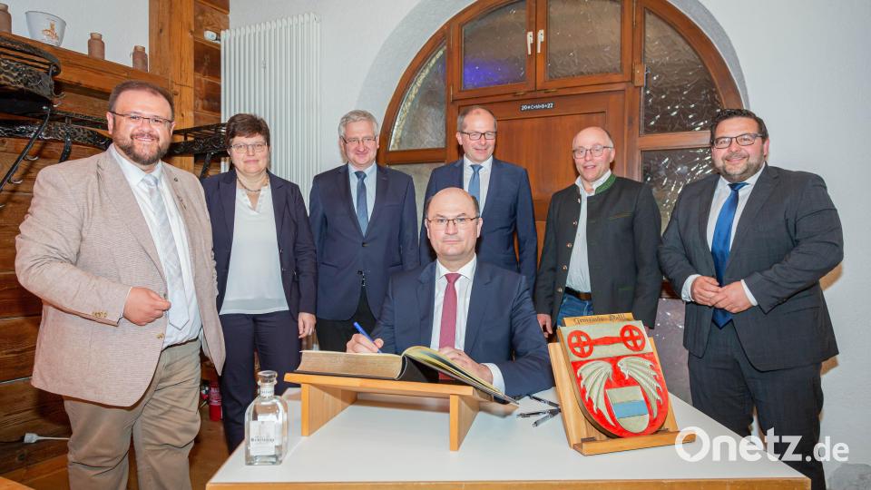 Minister Albert Füracker (sitzend) trug sich ins Goldene Buch der Gemeinde Kastl ein. Mit im Bild die Bürgermeister Hans Walter, Michaela Veigl (beide Kastl), Johannes Reger, Roman Schäffler (Kemnath), Albert Nickl (Speinshart) und Thomas Kaufmann (Immenreuth, von links). Bild: CSU Kastl/exb