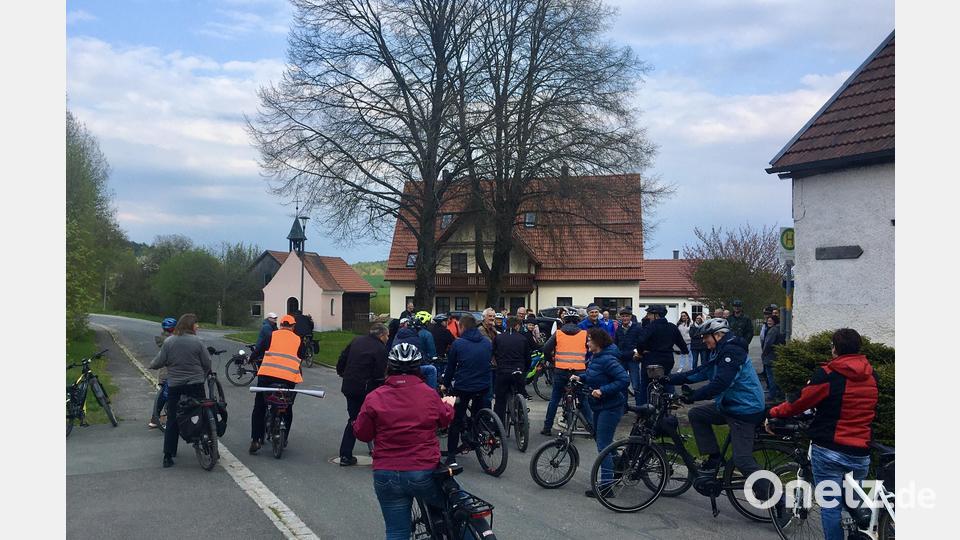 Treffpunkt für die Radl-Sternfahrt war der Dorfplatz in Ellersdorf. Bild: gri