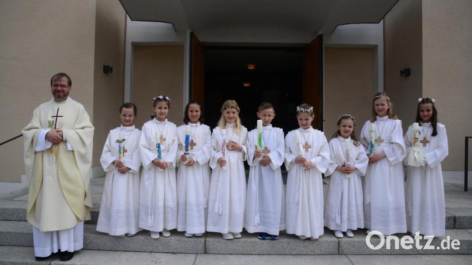 Um 9 Uhr gingen acht Mädchen und ein Junge aus Filialkirchengemeinde Bechtsrieth zum ersten Mal an den Tisch des Herrn. Bild: bey