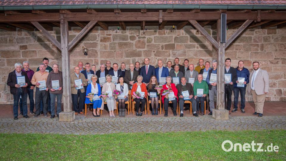 Bei drei Dutzend Mitgliedern bedankte sich der Kastler CSU-Ortsverband für bis zu 50 Jahre Treue. Bild: CSU Kastl/exb
