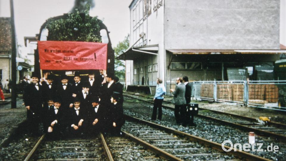 Die letzte Personenzugfahrt am 27. Mai 1972 einte die Erbendorfer Bevölkerung. Auf einem roten Transparent stand: &quot;Wir werden unseren Bockl nie vergessen.&quot; Das Original ist heute noch im Heimat- und Bergbaumuseum zu sehen. Bild: Archiv Jochen Neumann