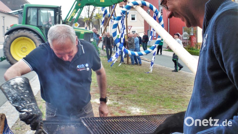 Der Maibaum der Kohlberger Skifreunde aus der Würstelbrater-Perspektive. Bild: jml