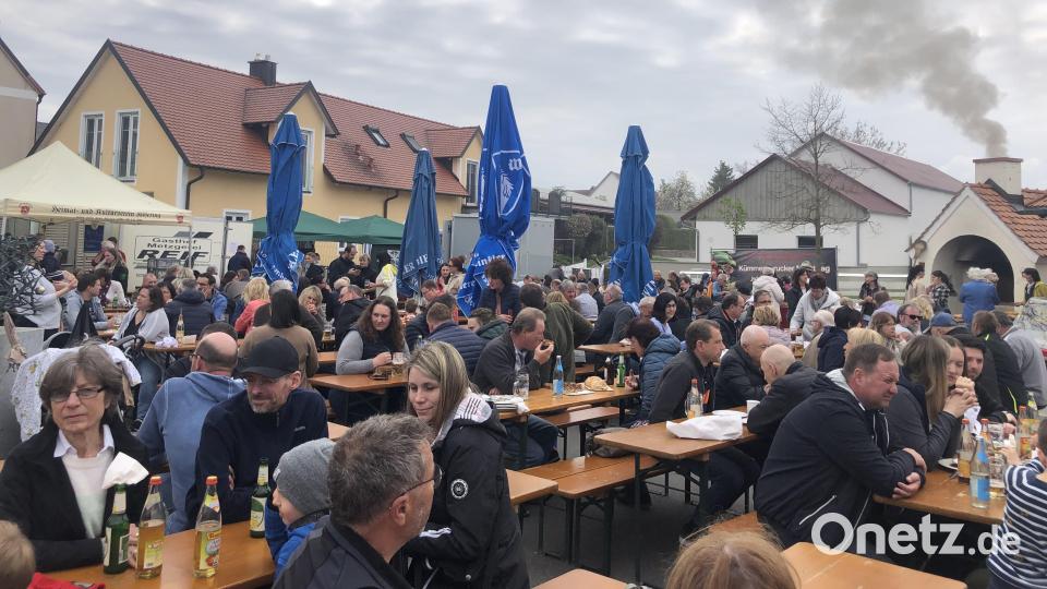 Groß ist die Schar der Besuche beim Backofenfest des Heimat- und Kulturvereins Köfering. Bild: brü