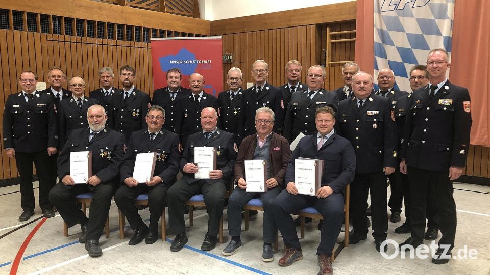 Der Einsatz verdienter Feuerwehrleute stand im Mittelpunkt von Ehrungen, die Kreisbrandrat Andreas Wührl (Vierter von rechts) überreichte. Bild: wro