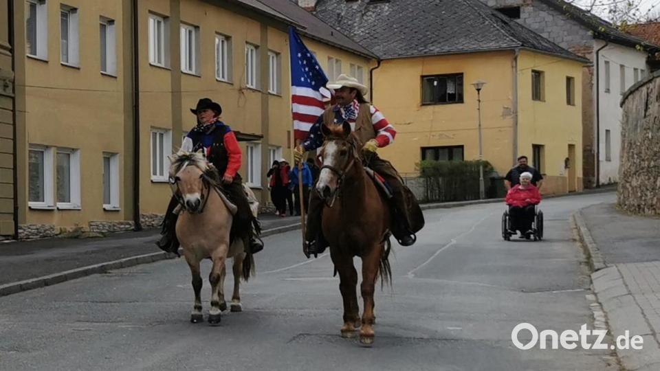 Zwei als Cowboys verkleidete Tschechen erinnerten an die Geschichte. Bild: gz