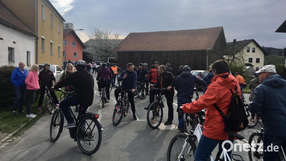 85 Interessierte beteiligen sich an der Sternfahrt zum Gelände des geplanten Steinbruchs bei Ellersdorf. Bild: gri