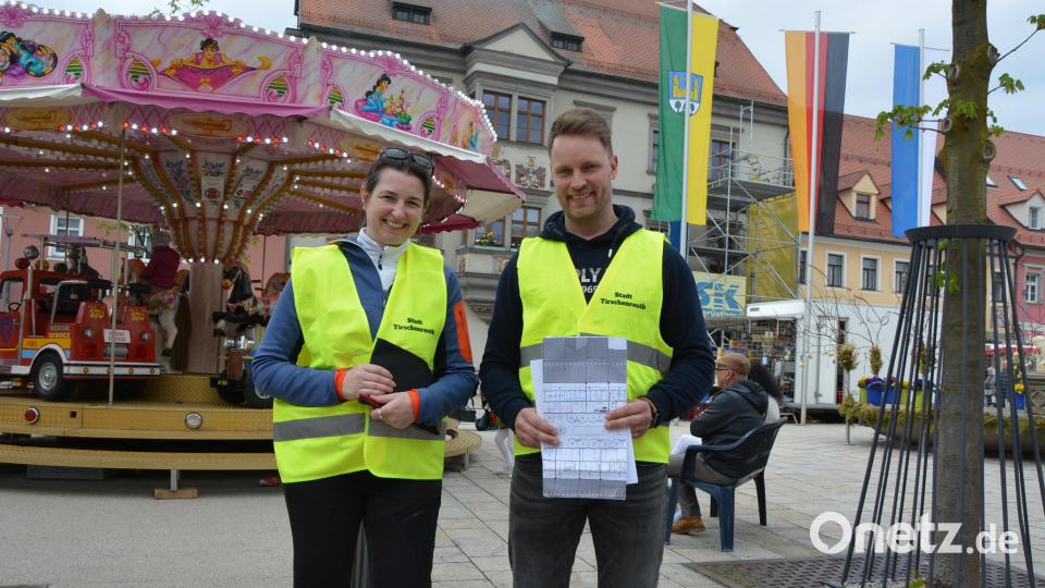 „Dies ist mein erster Markt, den ich verantwortlich zu betreuen habe“, sagte der neue Marktmeister Manuel Dörfler, der hier gemeinsam mit seiner Kollegin Irina Weiß die Verkaufsstände an beiden Marktplätzen besuchte Bild: jr