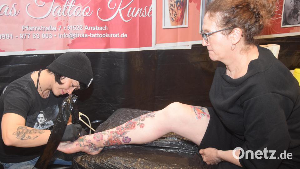 Ein kritischer Blick auf den Fuß. Dort entsteht gerade ein neues Tattoo. Bild: fz