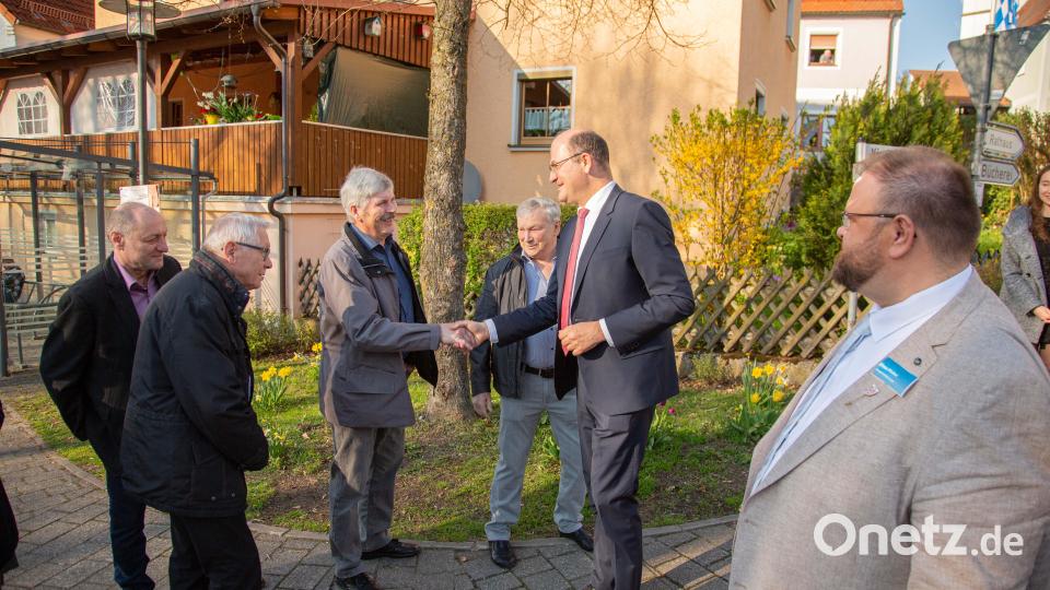 Beim Empfang hatte Albert Füracker (Zweiter von rechts) viele Hände zu schütteln. Bild: CSU Kastl/exb