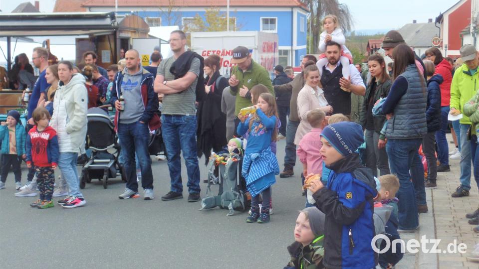 Viele Zuschauer verfolgen gespannt das Maibaum-Aufstellen. Bild: jml