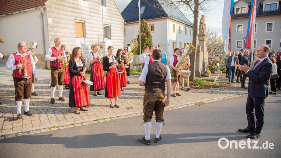 Die Stadtkapelle Kemnath spielte beim Empfang für Finanzminister Albert Füracker (rechts). Bild: CSU Kastl/exb