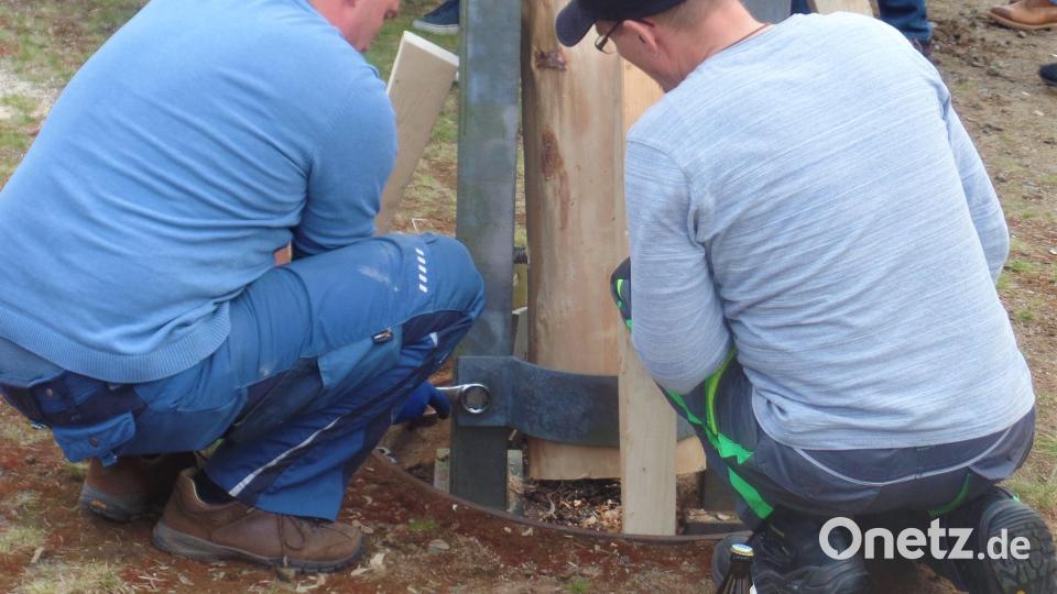 Beinahe geschafft, der Stamm des Maibaums wird sorgfältig im Stahlrahmen verschraubt. Bild: jml