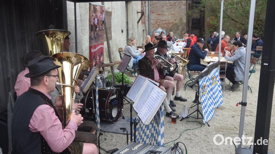 Die Vohenstraußer Straßenmusikanten spielen auf. Bild: fz