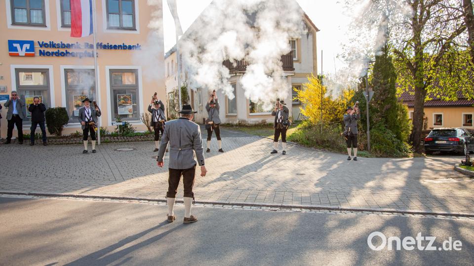 Die Kastler Böllerschützen waren zum Salutschießen am Dorfanger angetreten. Bild: CSU Kastl/exb