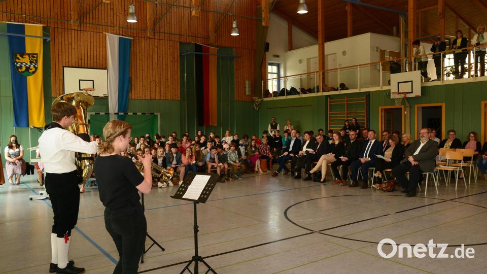 Milena und Lukas brachten mit Tuba und Trompete das Stück &quot;Pfeif drauf&quot; zu Gehör. Bild: bey