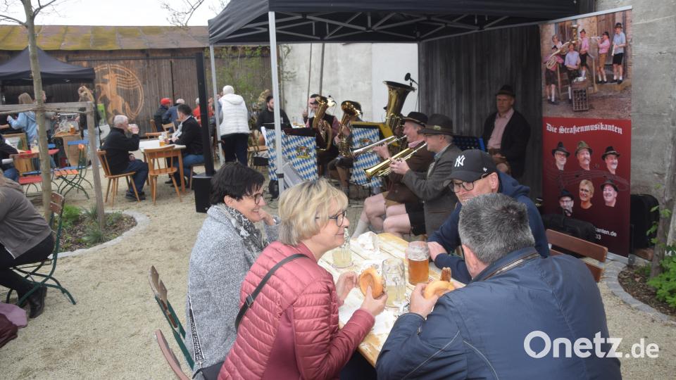 Brauereifest im neuen Biergarten. Jedes Plätzchen ist belegt. Bild: fz