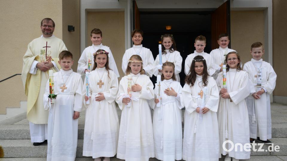 Zwölf Buben und Mädchen aus Schirmitz feierten im Festgottesdienst um 10.30 Uhr Erstkommunion. Bild: bey