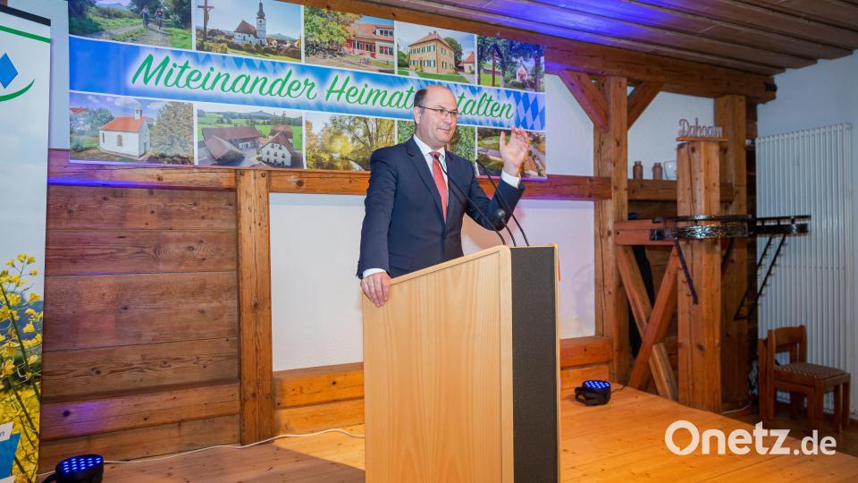 Etwa eine Stunde lang sprach Staatsminister Albert Füracker zu den rund 100 Zuhörern. Bild: CSU Kastl/exb