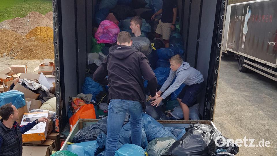 Säcke über Säcke: Beim Umladen von der Pritsche in den Lkw ist kräftiges Zupacken nötig. Der Lkw war am Ende rappevoll. Bild: Tobias Gräf