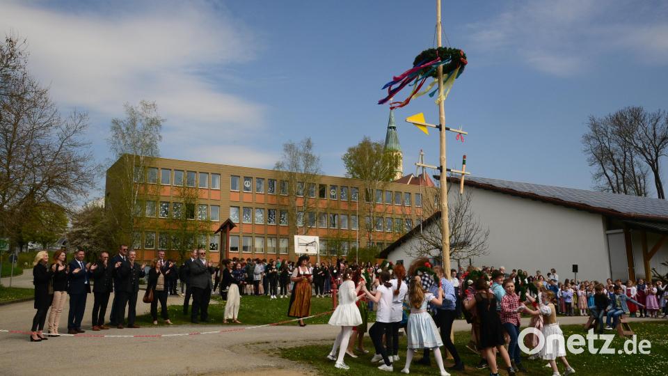 Die offizielle Amtseinführung von Rektor Gerhard Steiner wandelte sich zum lustigen Maifest unter freiem Himmel vor der Turnhalle der Zottbachtalschule. Bild: bey