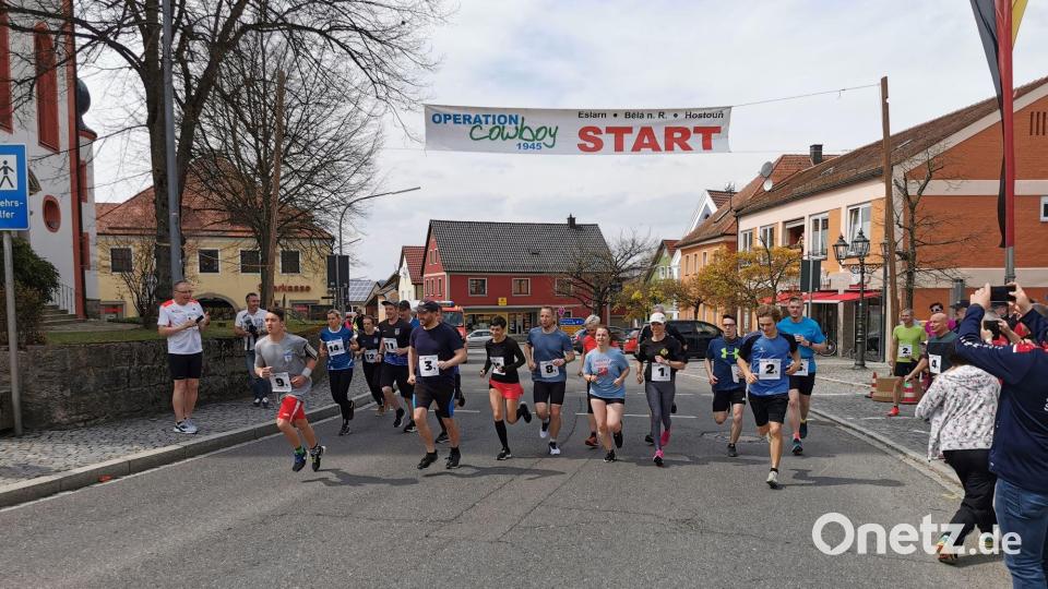 Pünktlich um 14 Uhr begaben sich die ersten 16 Läufer auf die anspruchsvolle erste Etappe. Bild: gz