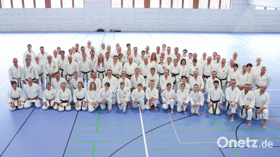 Eine bemerkenswerte Anzahl an Karateka fanden sich in der Dreifachturnhalle ein, um das 30-jähriges Bestehen mit einem Lehrgang nachzufeiern. Bild: dob