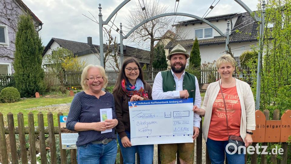 Der HKV überreicht eine Spende an das Bibelgartenteam (von links):. Marianne Gutwein, Stephanie Metschl, Josef Vogl und Rita Hirsch. Bild: brü