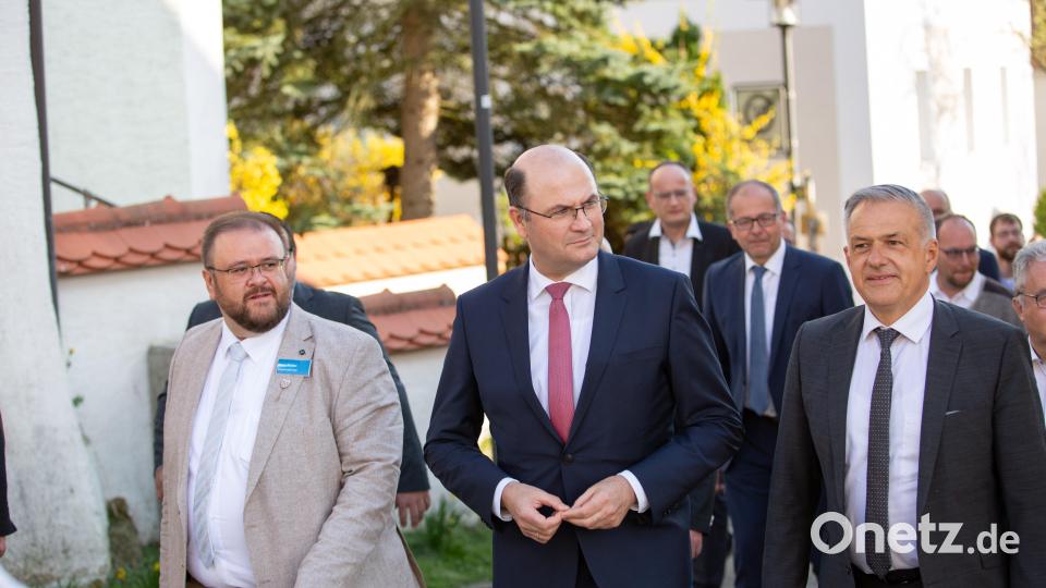 Bürgermeister Hans Walter, Staatsminister Albert Füracker und Landrat Roland Grillmeier (vorne von links) beim Empfang. Bild: CSU Kastl/exb