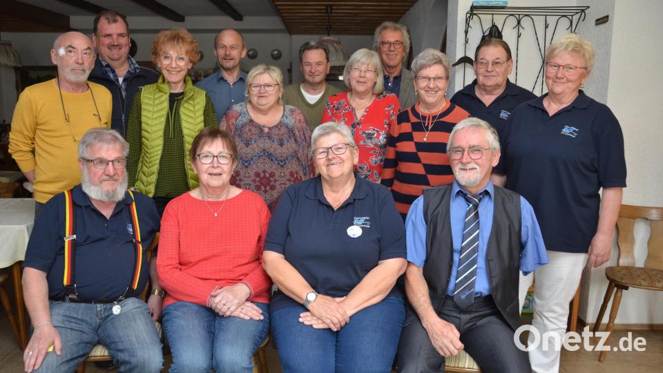 Roberto Troll (sitzend, rechts) übernimmt den 459 Mitglieder starken VdK-Ortsverband. Lydia Großmann (sitzend, Zweite von rechts) bleibt Stellvertreterin. Bild: dob