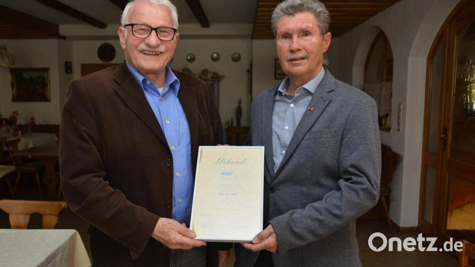 Der bisherige VdK-Vorsitzende Erich Völkl (links) wurde von Kreisvorsitzendem Josef Rewitzer aus Pleystein (rechts) zum Ehrenvorsitzenden ernannt. Bild: dob