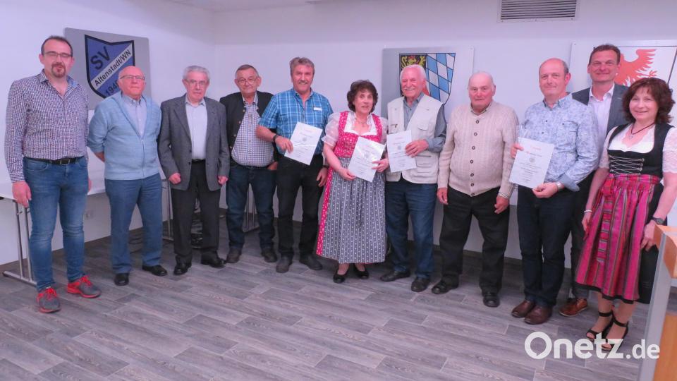 Mit Urkunden wurden die Gründungsmitglieder des Förderkreises Musikgruppe Altenstadt geehrt. Rechts die neue Vorsitzende Heidi Reichl. Bild: adj