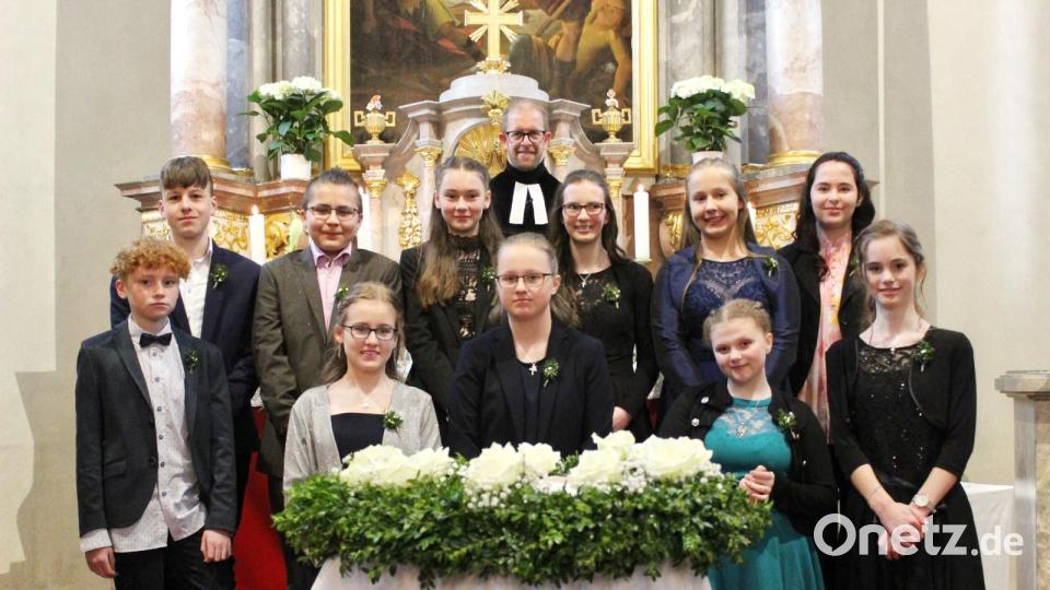 In der St.-Jakobus-Kirche in Wildenreuth empfingen (erste Reihe, von links) Manuel Melzner, Lena Müller, Lena Bergler, Tiffany Weber und Emma Wieder sowie (zweite Reihe, von links) Dominik Kandziora, Tobias König, Emily Schäfer, Yvonne Häupler, Sophia Rottmann und Zoe Peraus ihre Konfirmation. Mit auf dem Bild Pfarrer Manuel Sauer. Bild: njn