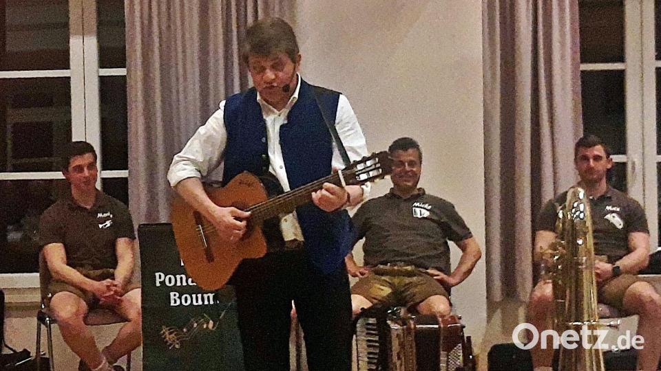 So kennt man "Bäff" und so ist er in seinem Element: Gitarre umgehängt und sich spontane Reime einfallen lassen. Bild: ld