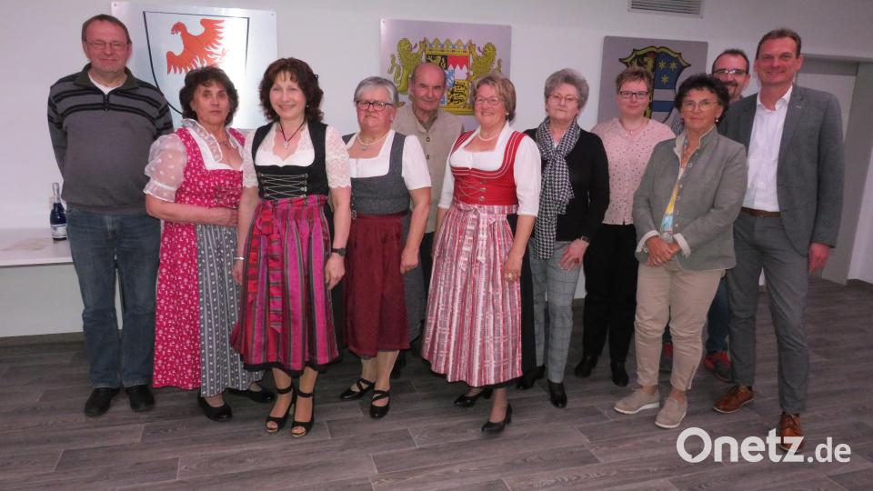 Die neu gewählte Vorstandschaft mit den ausscheidenden Vorstandsmitgliedern: Von Links: Wolfgang Kummer, Gisela Dorner, Heidi Reichl, Maria Füssl, Werner Wilzek, Johanna Eckl, Hannelore Grund, Kristina Rottenberg, Marta Rothballer, Peter Aichholzer und Bürgermeister Schicketanz. Bild: adj