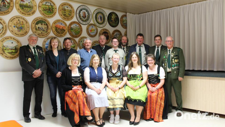 Neu oder wieder gewählte Vorstandsmitglieder sowie Gäste: (hinten von links) Dietmar Beyer, Brigitte Bachmann, Heinz Gnahn, Georg Gnahn, Erwin Schötz, Andreas Müller, Ernst Kölbel, Stefan Nitzbon, Christian und Helmut Schötz; (sitzend, von links) Inge Ertel, Selina, Ann-Kathrin und Vanessa Gürtler, Barbara Söhnlein. Bild: sis