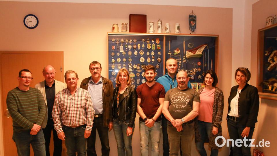 Die Narrhalla Haselmühl-Amberg-Kümmersbruck wählt einen neuen Vorstand (von links): Markus Bauer, Bürgermeister Roland Strehl, Peter Karzmarcyk, Erwin Gassner, Präsidentin Denise Forster, Florian Herteis, Matthias Ludwig, Michael Laßen, Jennifer Gäck und Bürgermeisterin Birgit Singer-Grimm. Bild: egl